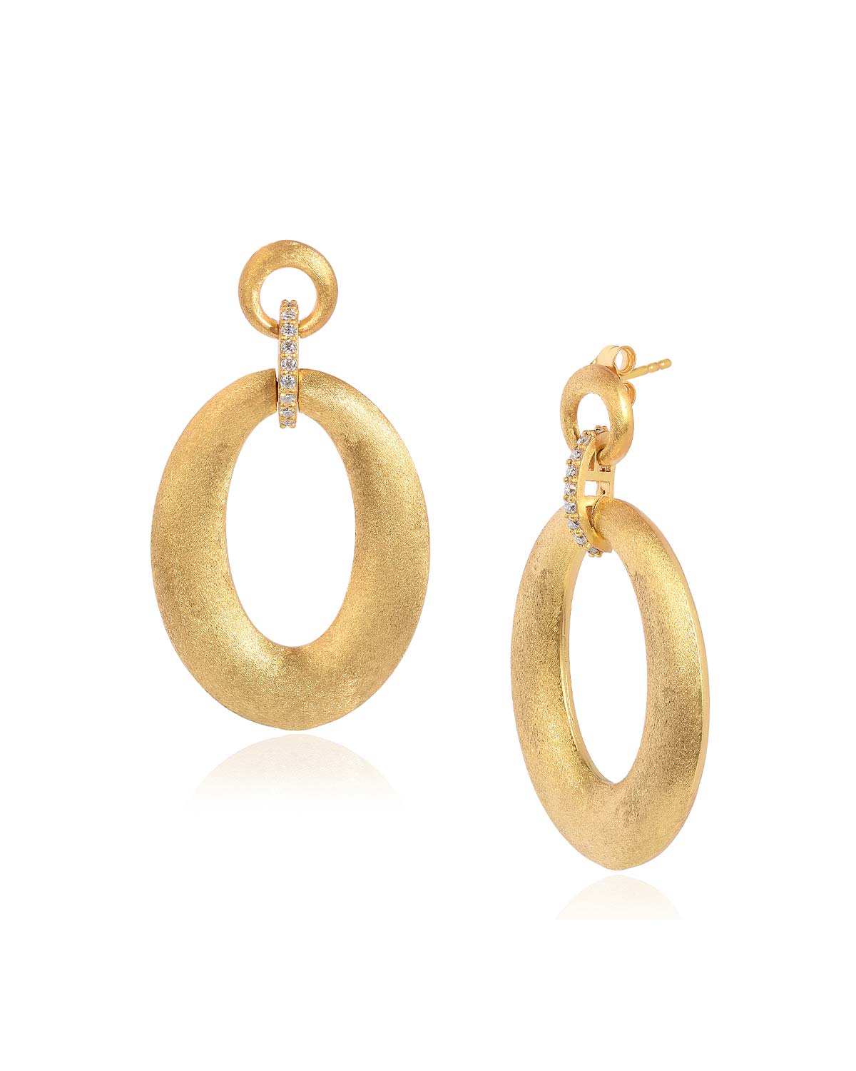 Gold earrings set with 18 sparkling white diamonds in a signature finish
