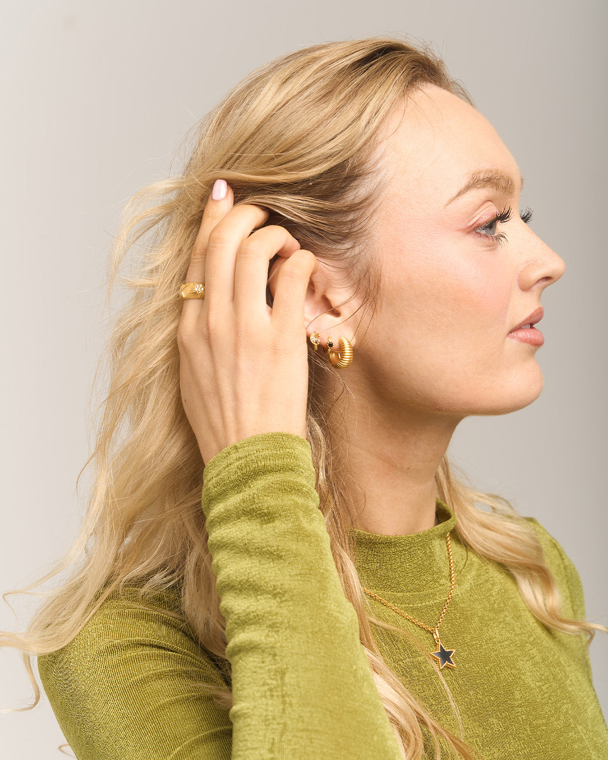 Quirky lightweight and comfortable mid size gold hoops. 