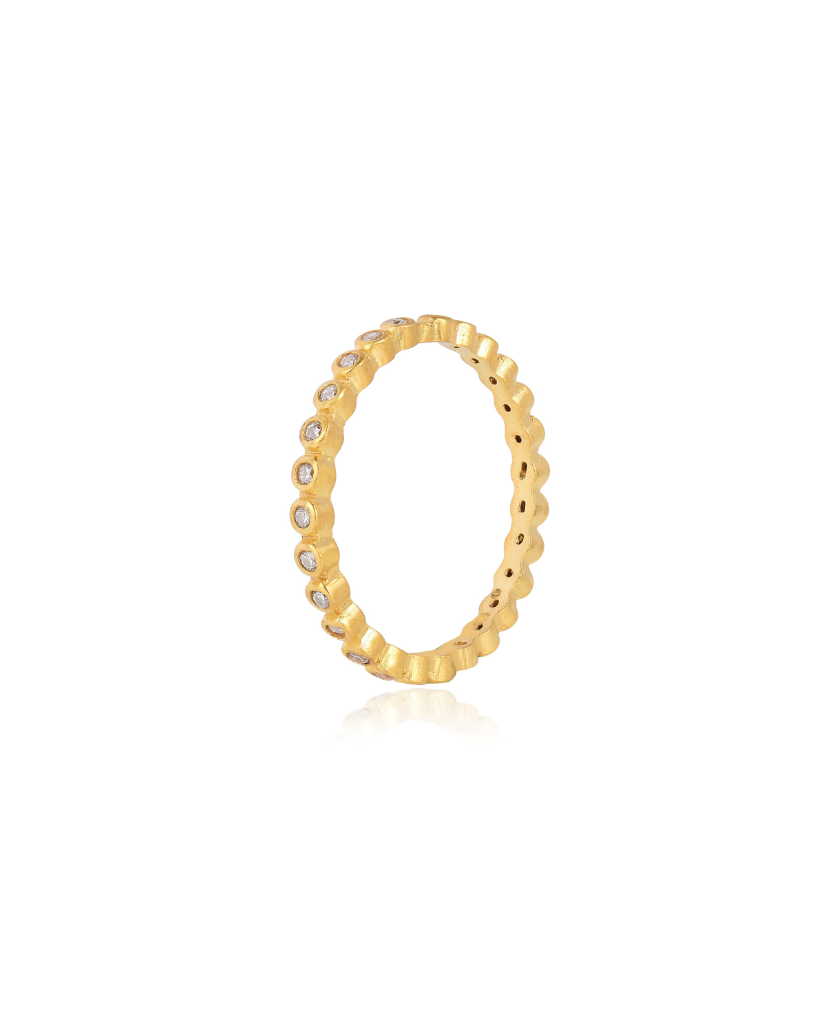 Gold ring with sustainable moissanite diamonds in a delicate design